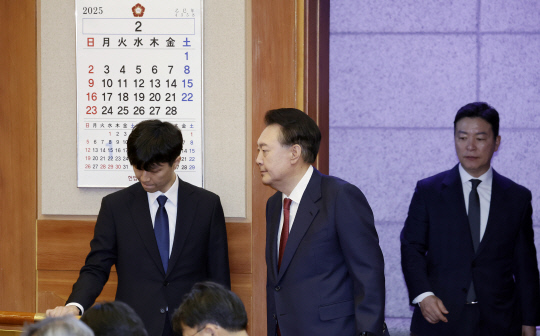 윤석열 대통령이 4일 서울 종로구 헌법재판소에서 열린 탄핵심판 5차 변론기일에 출석하고 있다. [사진공동취재단]